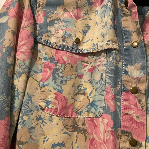 Button up - Picture 3 of 3